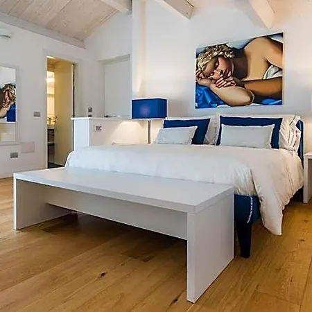 Cafe Bleu Relais Hotel